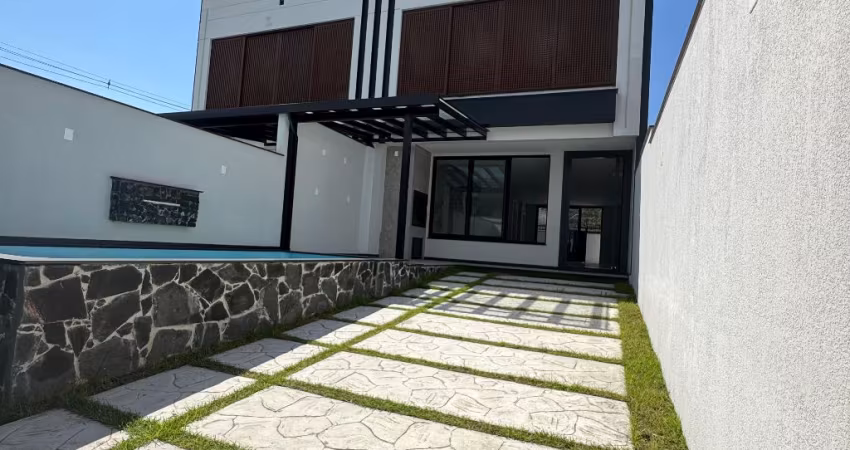 BELÍSSIMO SOBRADO COM PISCINA NO LOTEAMENTO TERRAS ALTAS EM CAMBORIÚ