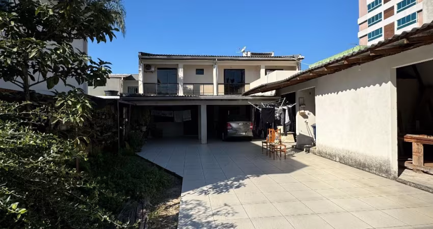 CASA COM AMPLO ESPAÇO NO TERRENO PRÓXIMO AO CENTRO DE CAMBORIÚ