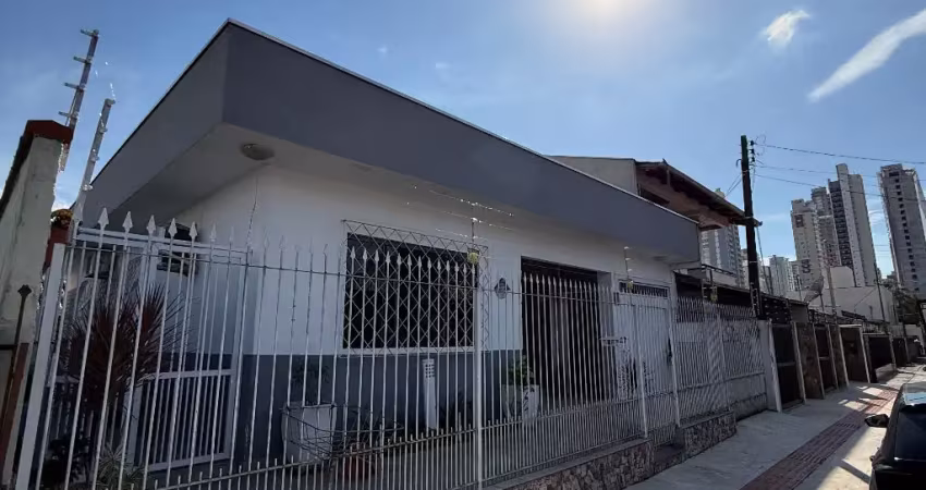 Casa no centro de balneário camboriú, com 3 quartos sendo uma suíte.