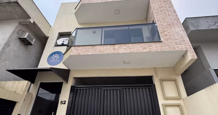 Lindo apartamento semi mobiliado , 3 dormitórios , sendo um por andar .