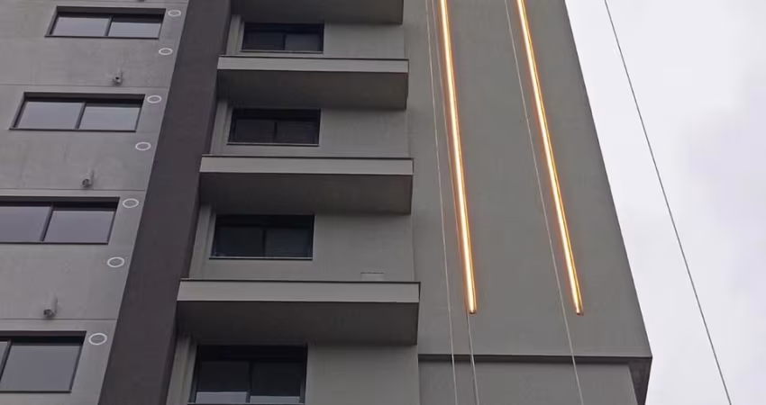 EXCELENTE APARTAMENTO A 5 MINUTOS DE BALNEARIO CAMBORIU, C/ 2 SUITES!!
