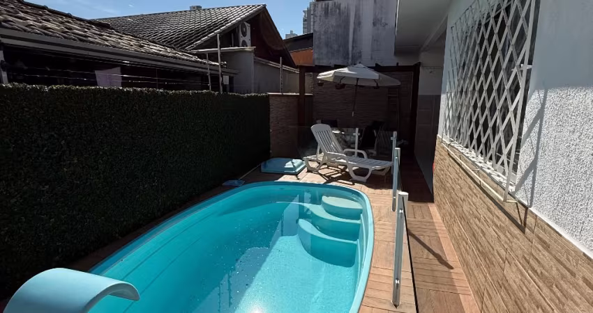 CASA TOTALMENTE TÉRREA E COM PISCINA NO CENTRO DE BALNEÁRIO CAMBORIÚ
