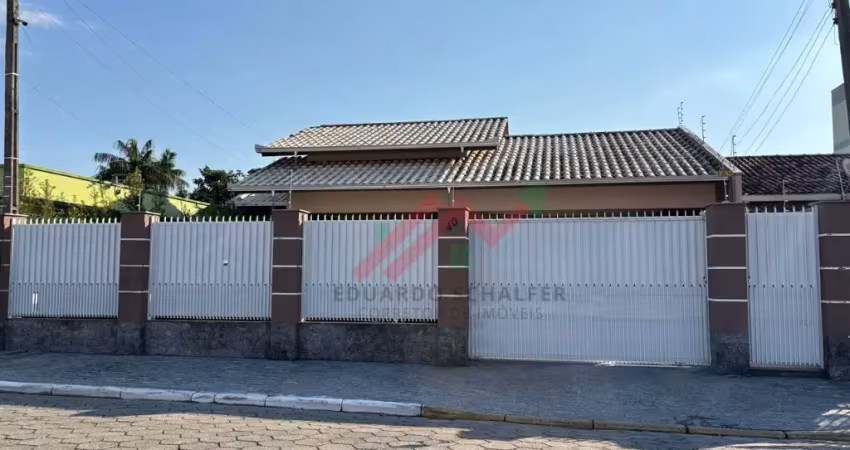 Casa semi mobiliada c/ piscina e tres dormitorios !!