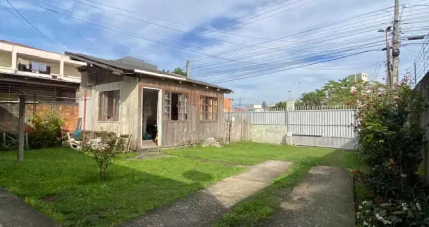 Casa em camboriú com espaço amplo na frente com 3 quartos bairro santa regina!!