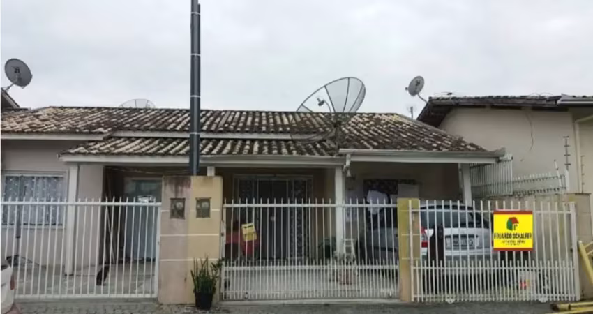 Exelente casa com estrutra para 2º andar com 2 quartos em camboriú no bairro centro !!