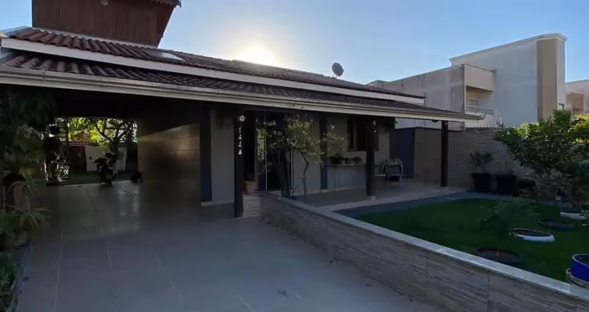 Linda casa 3 doritórios sendo um no piso superior , terreno amplo