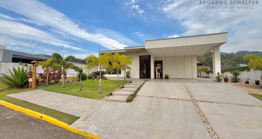Linda casa térrea em condominio fechado , 3 dormitórios com 225 metros privativos