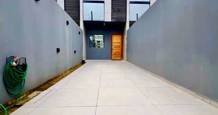 Sobrado semi mobiliado 2 dormitórios e 2 vagas de garagem , 89 metros quadrados construidos .