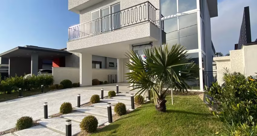 Linda casa com 318 metros quadrados ,  3 suites amplas , piscina .