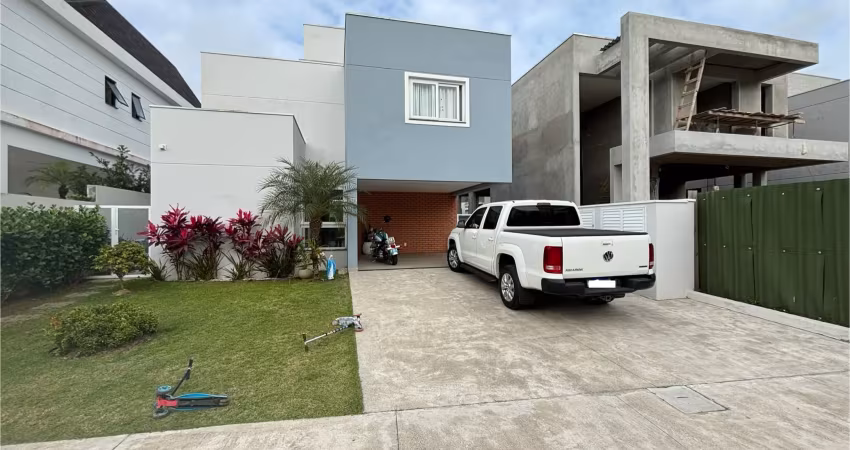 Linda casa em cindominio fechado 3 suites , 237 metros quadrados