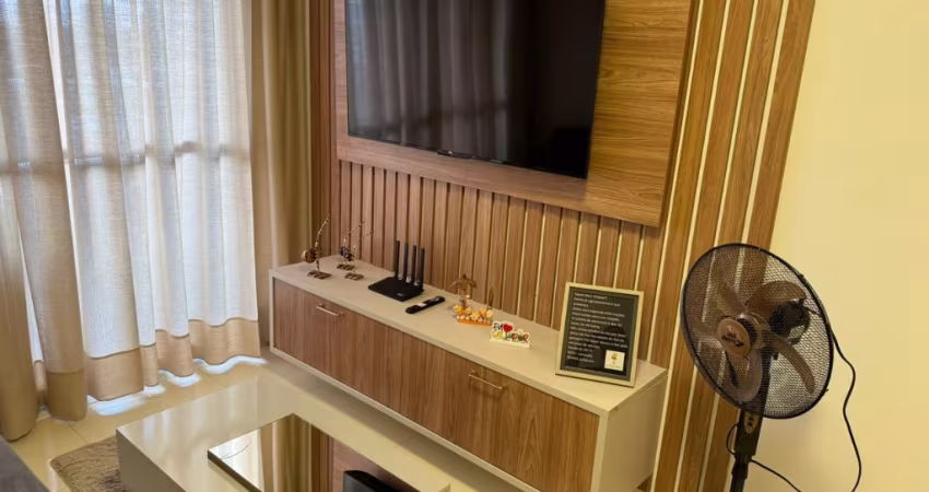 1/4 com varanda, totalmente mobiliado e finamente decorado à 50metros da Praia