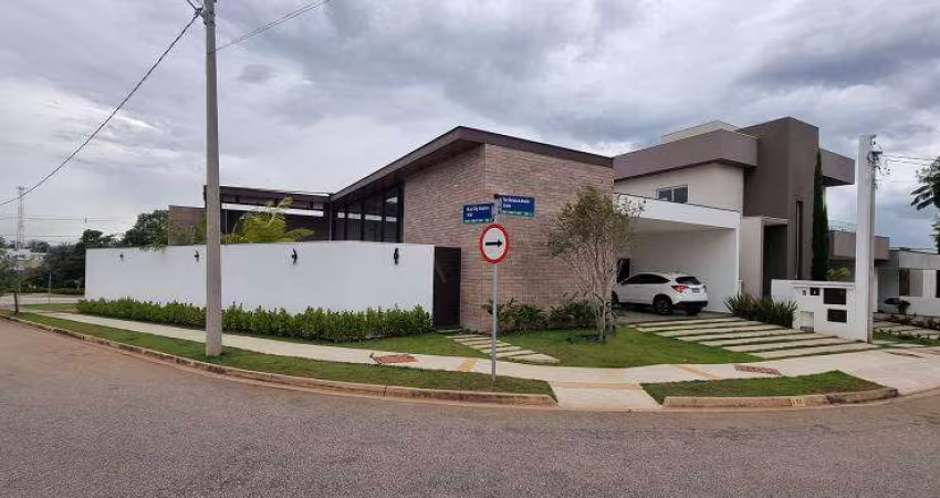 Bela Casa Térrea de Esquina no Condomínio Chácara Ondina - 3 Suítes