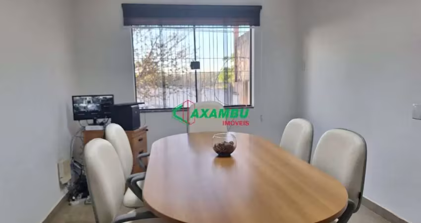 Imperdível casa e galpão à venda em Jundiaí-SP, no bairro Caxambu! 3 quartos, 2 salas, 2 banheiros, 3 vagas, 449m². Chegou a sua hora!