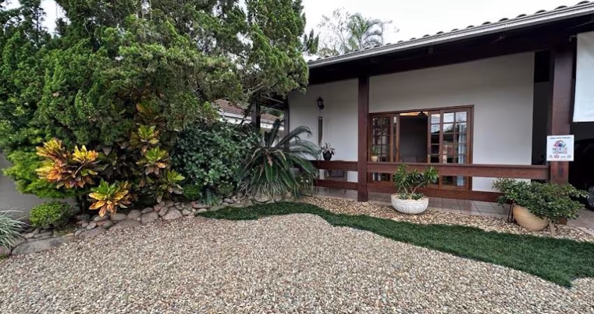 Casa com 03 quartos Anita Garibaldi Joinville.