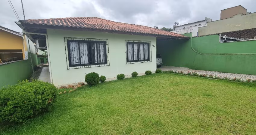 Casa com 04 dorm., com piscina Costa e Silva Joinville.