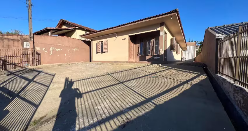 Vende-se casa com 01 suíte + 02 dorm., com galpão em alvenaria nova brasilia joinville.