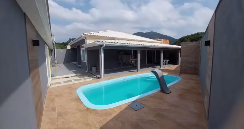 Casa  - 200 m² - 03 dormitórios - 02 suites - 04 banheiros - piscina