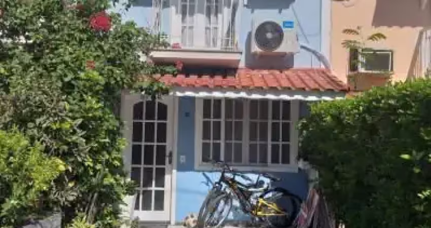 Casa duplex tipo colonial  70 m² - 02 dormitórios - varanda - quintal-  piscina