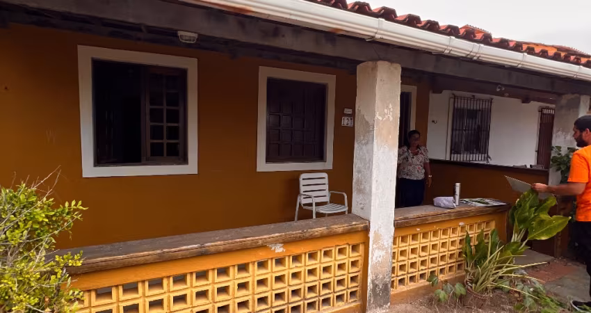 Duas casas na beira mar de enseada dos corais