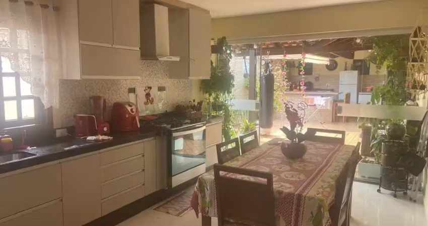 Sobrado à venda no bairro vila oliveira em mogi das cruzes, com 3 dormitórios, senso 1 suíte e espaço gourmet