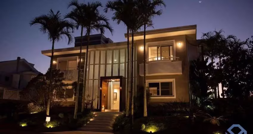 Casa em Jurerê Internacional com 4 suítes e 6 vagas.
