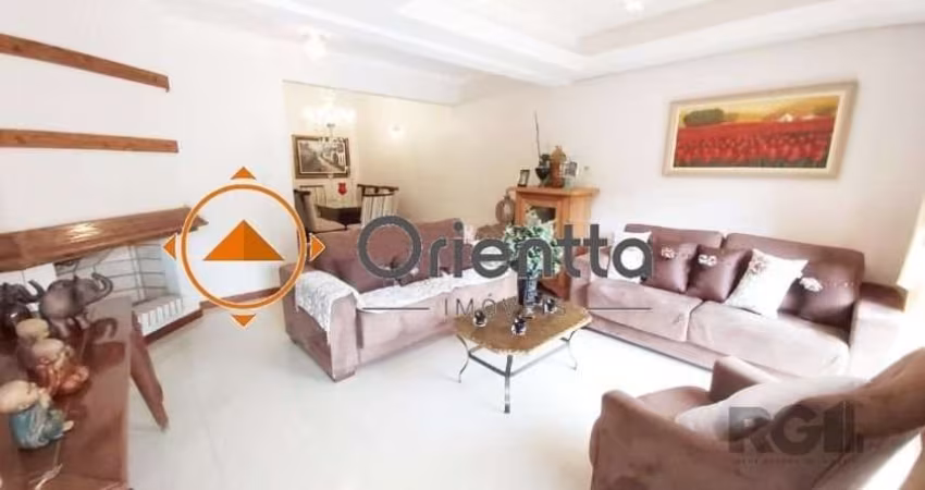 Imobiliária Orientta ALUGA CASA DE ALTO PADRÃO mobiliada com 3 quartos, sendo os 3 com suíte, piscina. &lt;BR&gt;Imóvel conta com 240m² de área privativa, piso porcelanato, ótima posição solar, arejad