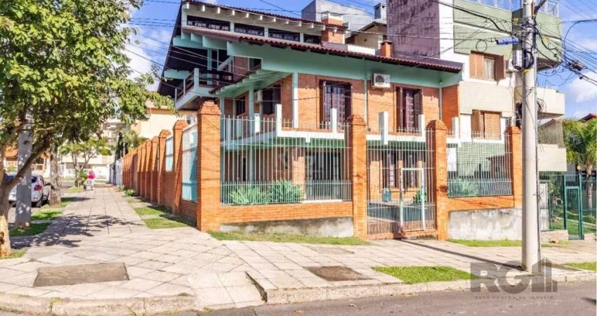 Casa para Venda - 574m², 3 dormitórios, sendo 2 suites, 8 vagas - Jardim Planalt