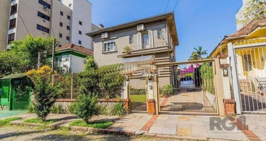Casa 3 dormitórios, sendo 1 suíte, 636,29 m² de área privativa e 5 vaga(s) de ga