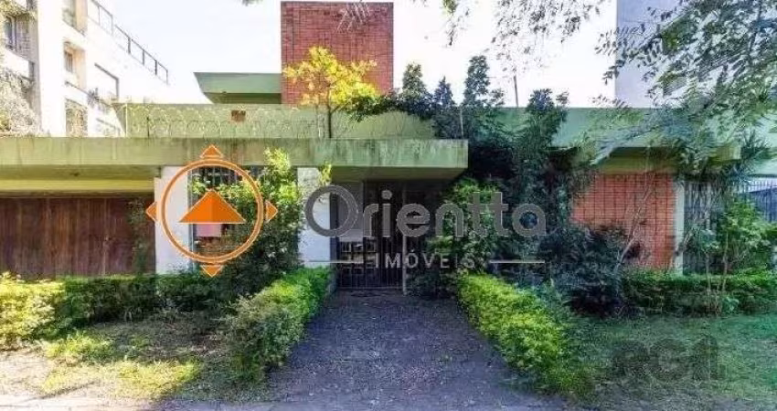Imobiliária Orientta ALUGA EXCELENTE CASA com Living amplo e 3 dormitórios