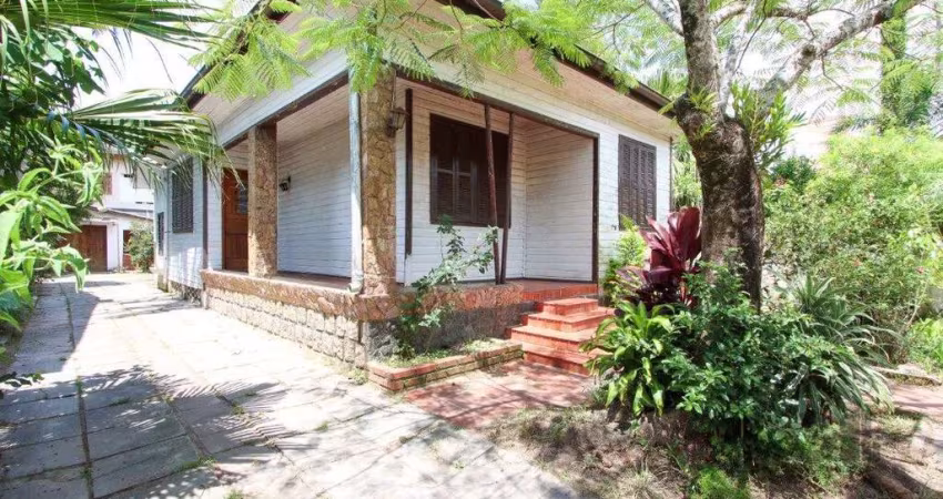 Casa mista com 4 dormitórios, 2 banheiros, 1 lavabo e 3 vagas a uma quadra da Av