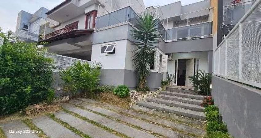Casa em Porto Alegre, no bairro Hípica, com 3 dormitório(s), e 3 banheiros, à ve