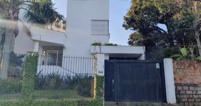 Casa em Porto Alegre, no bairro Espírito Santo, com 3 dormitório(s), e 3 banheir