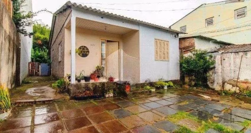 Casa 02 dormitórios na Rua do Banco Inglês, Santa Tereza