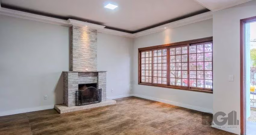 Casa de 214m² com 4 dormitórios, 1 suíte, piscina e 2 vagas no bairro teresópoli