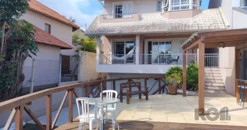 Casa de 307m² - 3 dormitórios, piscina, 4 vagas no bairro Espírito Santo