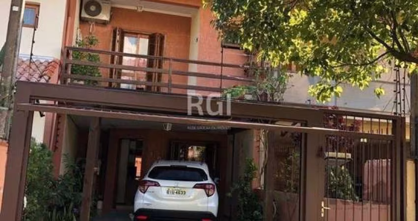 Casa residencial de 3 dormitórios sendo um uma suíte localizada no bairro Guaruj