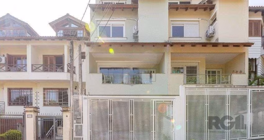 Sobrado no bairro Tristeza com 3 dormitórios sendo 1 suíte e s vagas