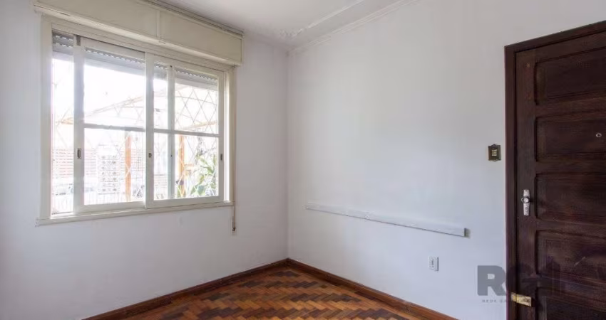 Apartamento térreo, com pátio, 2 quartos - Bairro Menino Deus