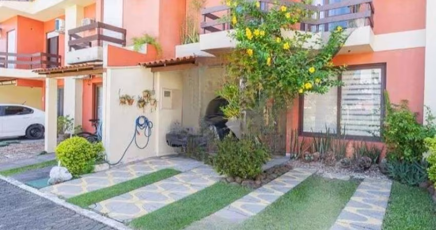 Linda casa com 3 dormitórios, sendo 1 Suíte, Sala Ampla no Condomínio de Ótima L