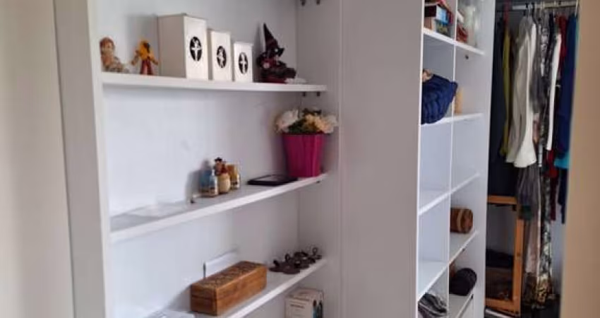 Apartamento de três quartos, suíte e uma vaga de garagem em condomínio com infra