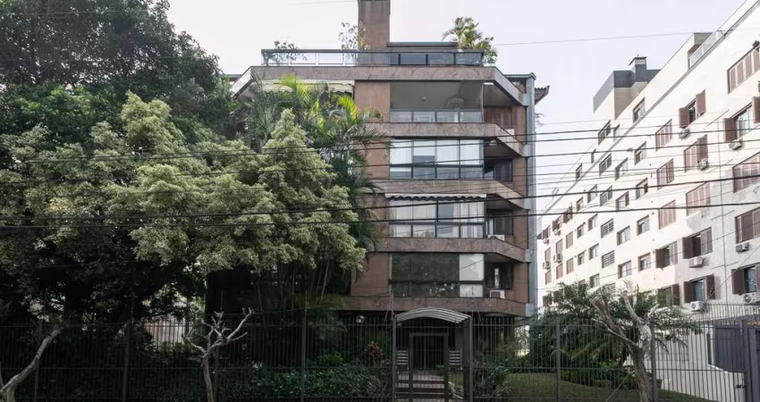 Cobertura com 3 dormitórios, mobiliada com 300 m²