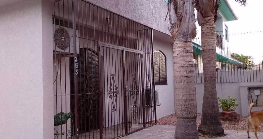 Casa térrea, 3 dormitórios, 1 suíte, living para 2 ambientes, cozinha, pátio, 2