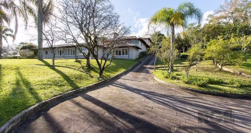 Casa Condomínio a Venda - 880m², 5 dormitórios, sendo 2 suítes, a master com lar