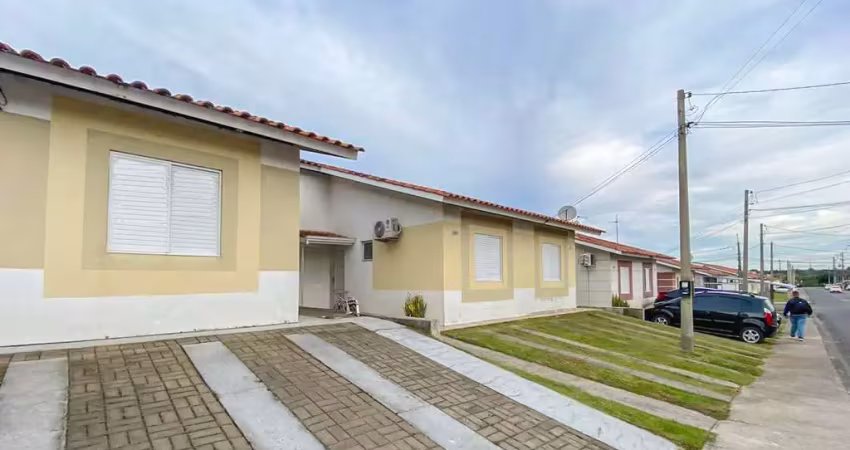 Casa em condomínio com 2 quartos e 2 vagas, com pátio e churrasqueira nos fundos