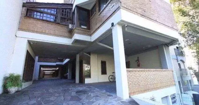 Casa sobrado em condomínio com 4 pisos de 3 dormitórios sendo 3 suítes para vend