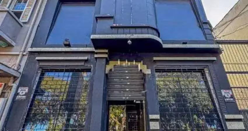 Casa comercial ampla, com 450m² de área construída, distribuída em dois paviment