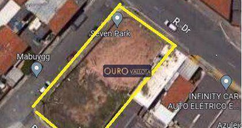 Terreno de Esquina com 594m²
