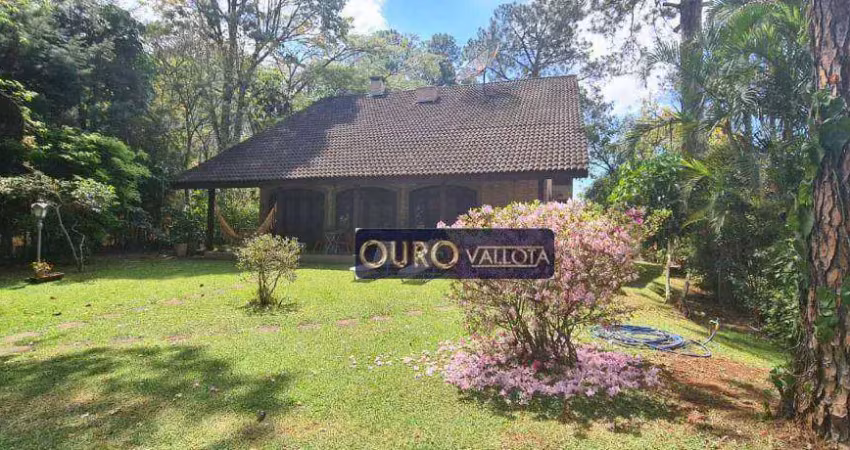 Sobrado em atibaia com 5 dormitórios, churrasqueira e 300m² de área construída