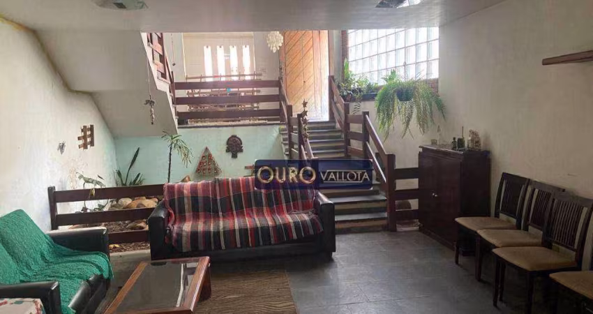 Sobrado amplo e espaçoso com 323m², 3 dormitórios, lazer e 2 vagas de garagem à venda na Vila Bertioga