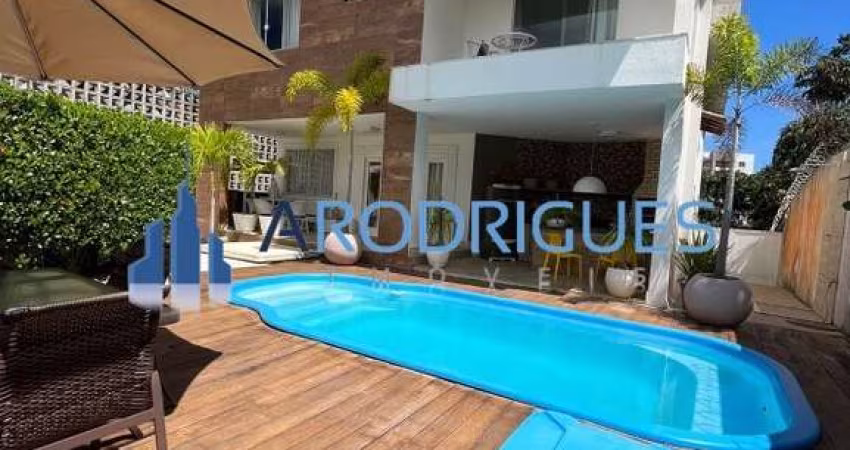 Casa de luxo à venda no Alphaville I: 6 quartos, 5 suítes, 4 salas, 4 banheiros, 5 vagas de garagem e 610m² de área. Jardim e aceita permuta!